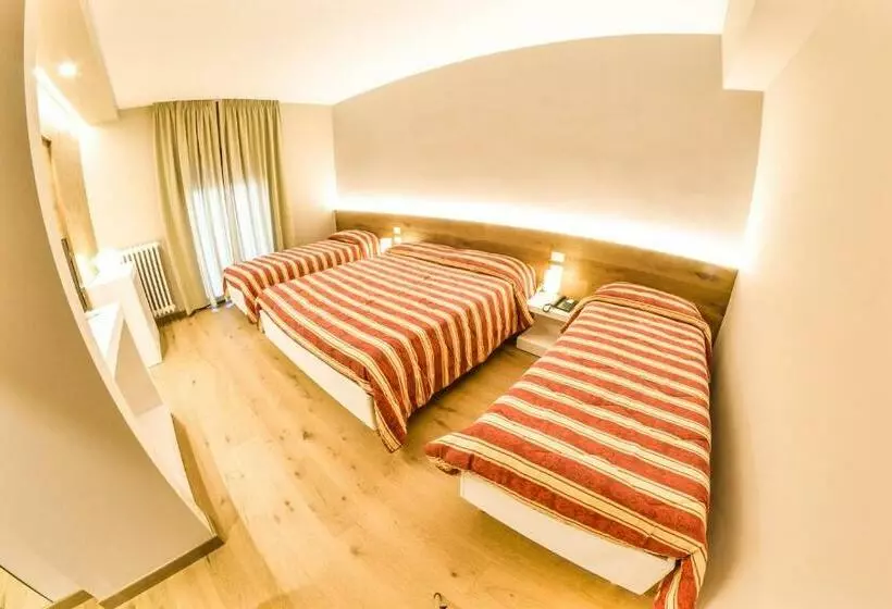 Superior Neljän Hengen Huone, Grand Hotel Europa Rivisondoli Centro