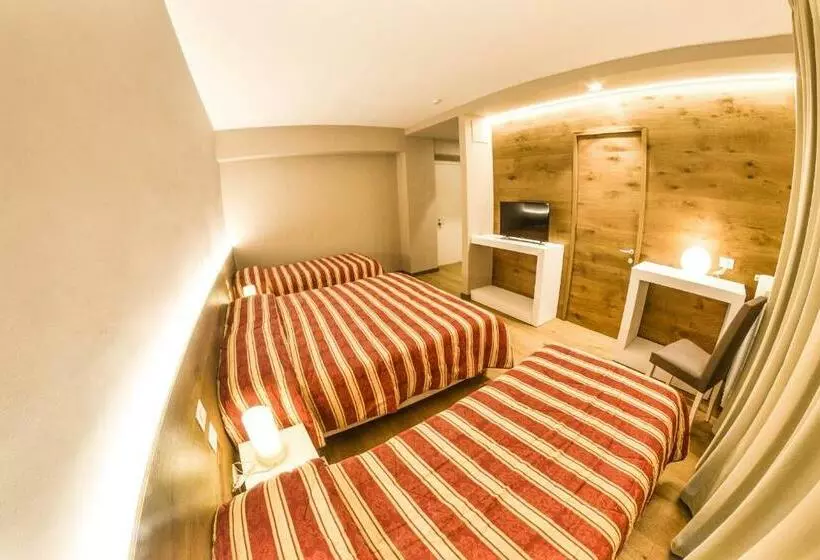 Superior Neljän Hengen Huone, Grand Hotel Europa Rivisondoli Centro
