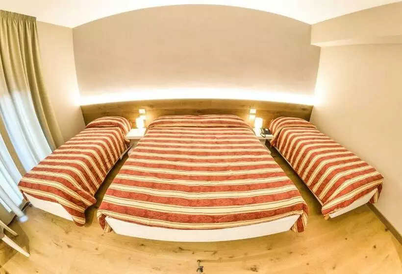 Superior Neljän Hengen Huone, Grand Hotel Europa Rivisondoli Centro
