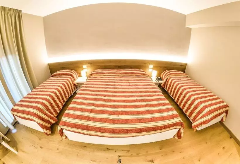 Superior Neljän Hengen Huone, Grand Hotel Europa Rivisondoli Centro