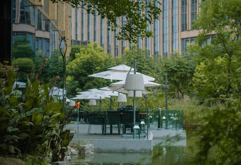 اتاق استاندارد با چشم‌انداز باغ, Renaissance Nanjing Olympic Centre