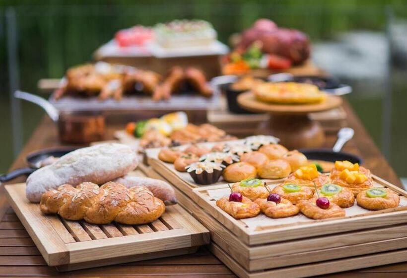 Полулюкс, Renaissance Nanjing Olympic Centre