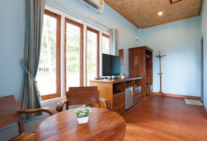 غرفة قياسية مطلّة علي حمام السباحة, Seafar Resort