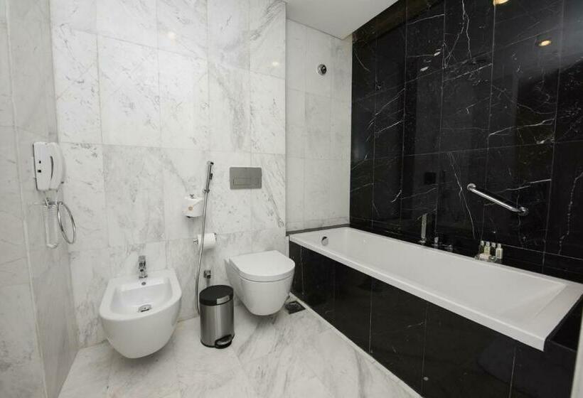 سوییت جونیور, The Avenue