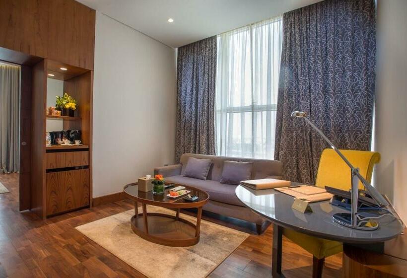 سوییت جونیور, The Avenue