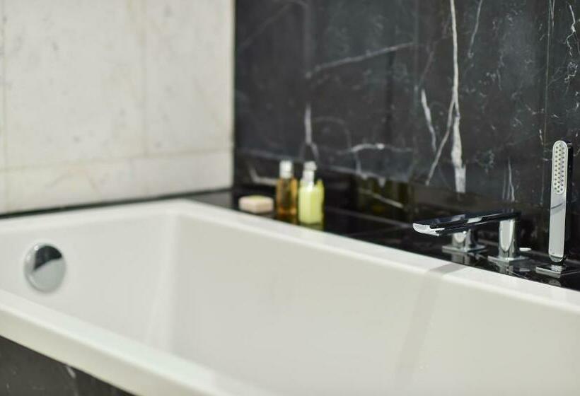 اتاق لوکس با تخت بزرگ, The Avenue