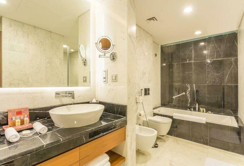 سوییت جونیور, The Avenue