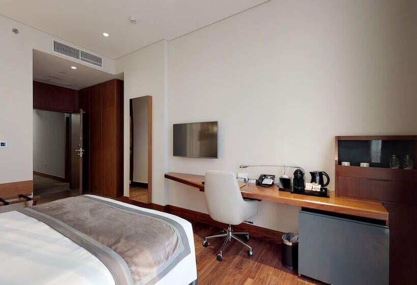 اتاق کلاب, The Avenue