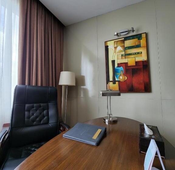 استودیوی استاندارد, Aurora Hotel Plaza