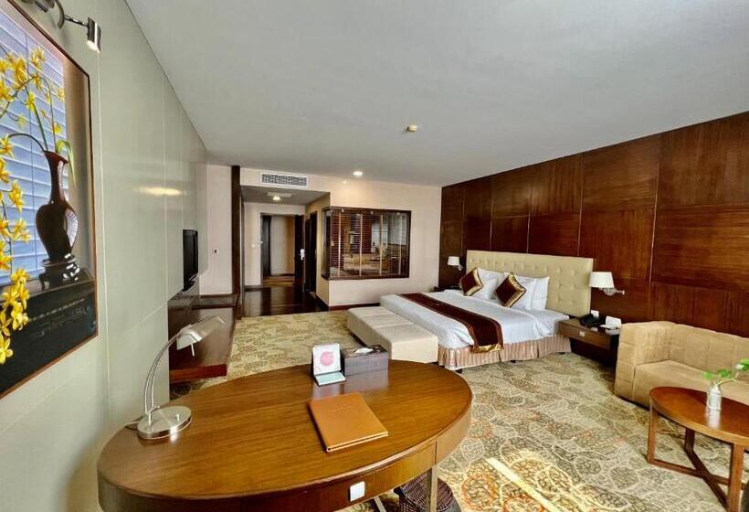 Deluxe Suite King Bed, Aurora Hotel Plaza