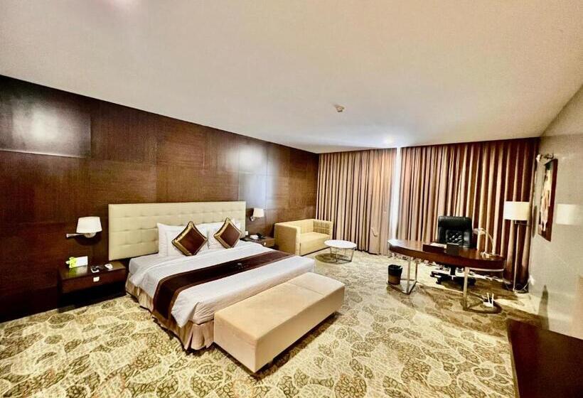 Deluxe Suite King Bed, Aurora Hotel Plaza