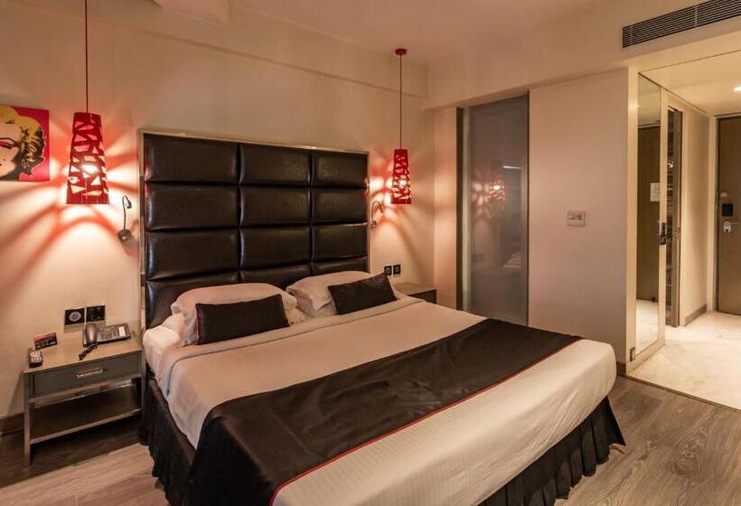 اتاق لوکس, Aauris