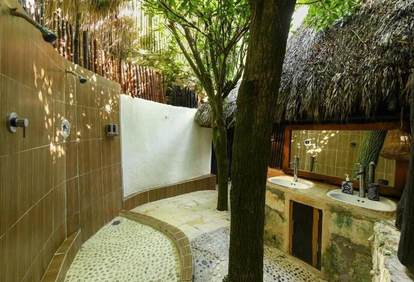 מיטת קינג בסוויטה, Diamante K   Inside Tulum National Park