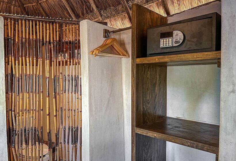 バンガロー・エコノミー, Diamante K   Inside Tulum National Park