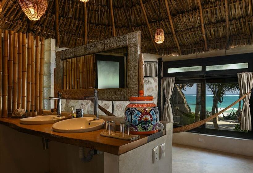 מיטת קינג בסוויטה, Diamante K   Inside Tulum National Park