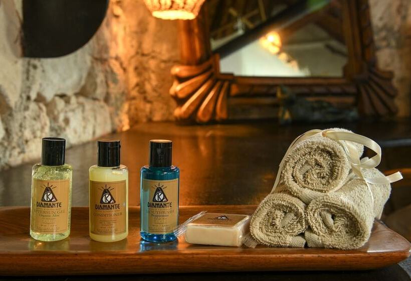 מיטת קינג בסוויטה, Diamante K   Inside Tulum National Park