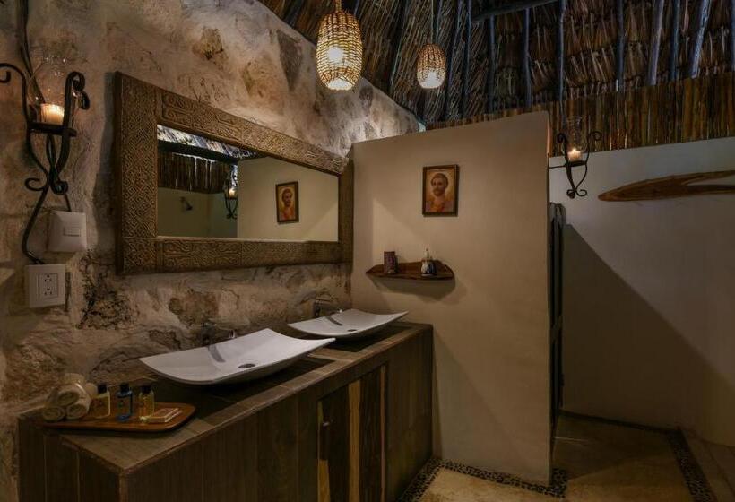 מיטת קינג בסוויטה, Diamante K   Inside Tulum National Park