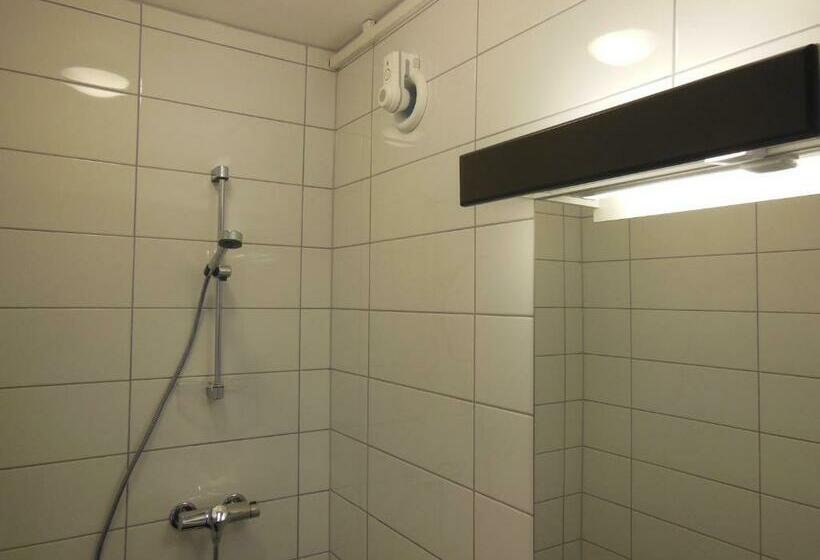 バスルーム共有のシングルスタンダード, Enter Backpack