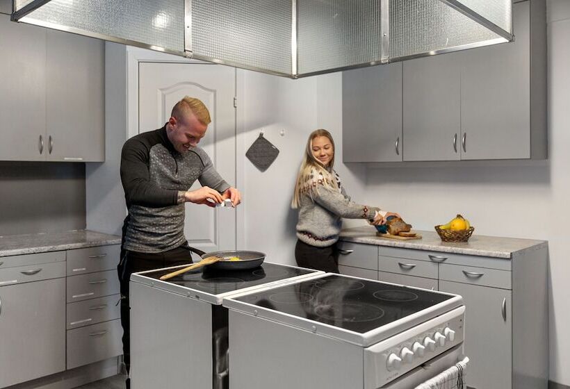 バスルーム共有のシングルスタンダード, Enter Backpack