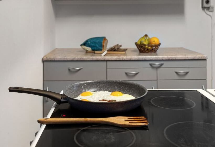 バスルーム共有のシングルスタンダード, Enter Backpack