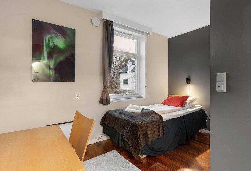 バスルーム共有のシングルスタンダード, Enter Backpack