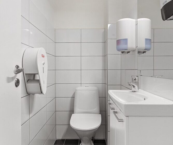 バスルーム共有のトリプルスタンダード, Enter Backpack