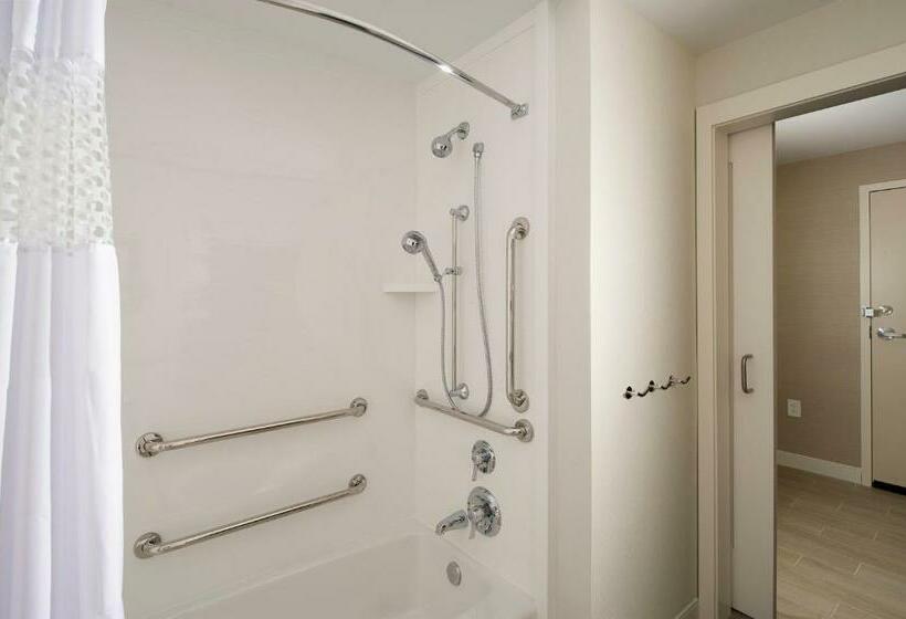 适合残疾人士使用的带超级大床的标准间, Hampton Inn & Suites Falls Church