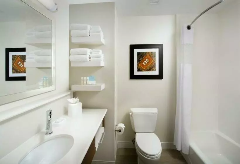 Standard-huone King-vuode, Hampton Inn & Suites Falls Church