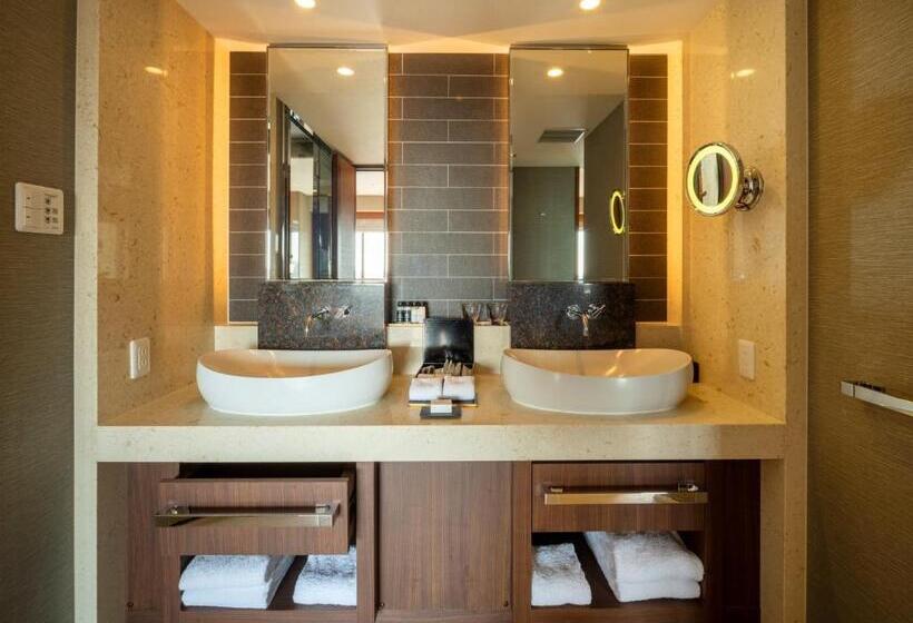 מיטת קינג בסוויטה, Hyatt Regency Naha Okinawa