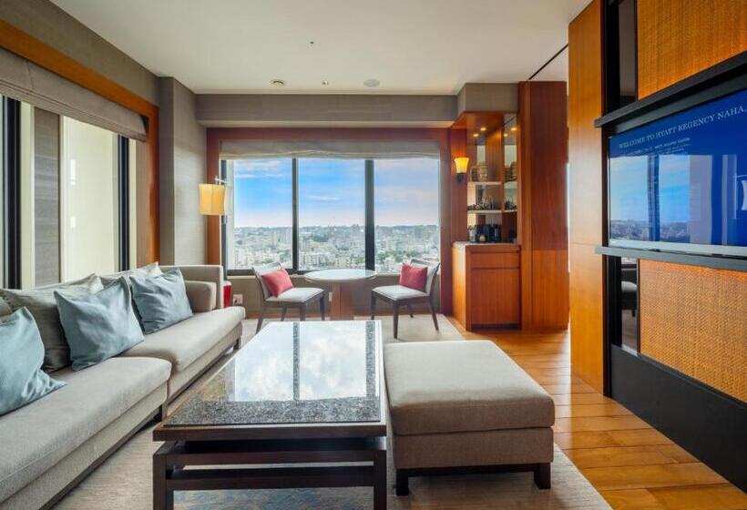 מיטת קינג בסוויטה, Hyatt Regency Naha Okinawa