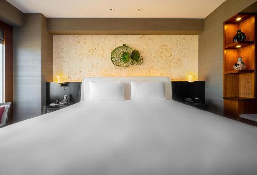 מיטת קינג בסוויטה, Hyatt Regency Naha Okinawa