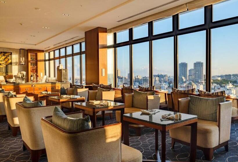 מיטת קינג בסוויטה, Hyatt Regency Naha Okinawa