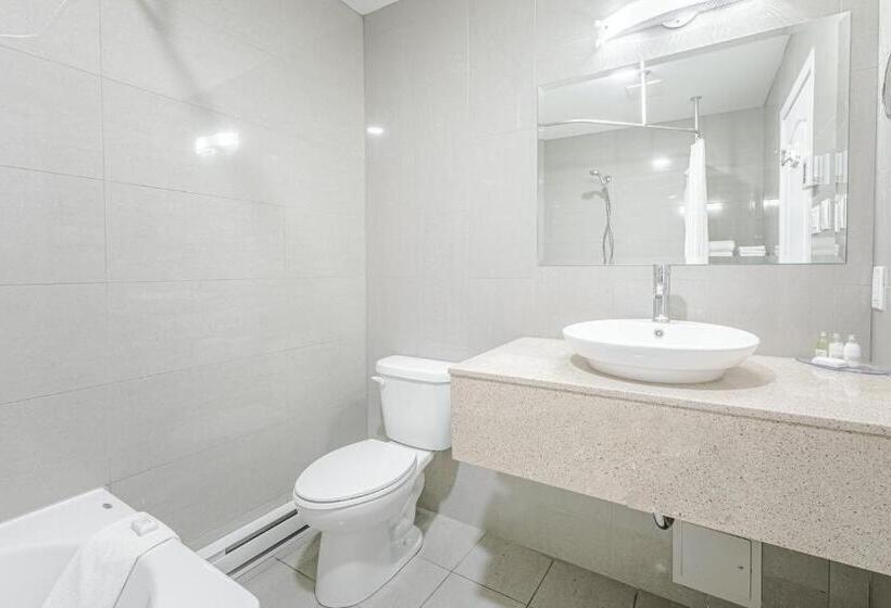 Четырехместный Номер Стандарт с Балконом, Montfort Nicolet