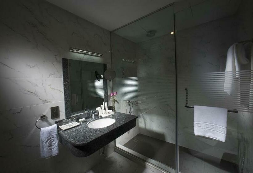 اتاق اجرایی, Ramee Rose