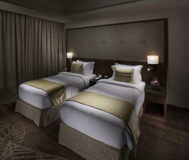 اتاق اجرایی, Ramee Rose