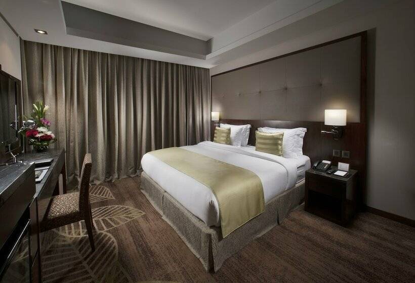 اتاق اجرایی, Ramee Rose