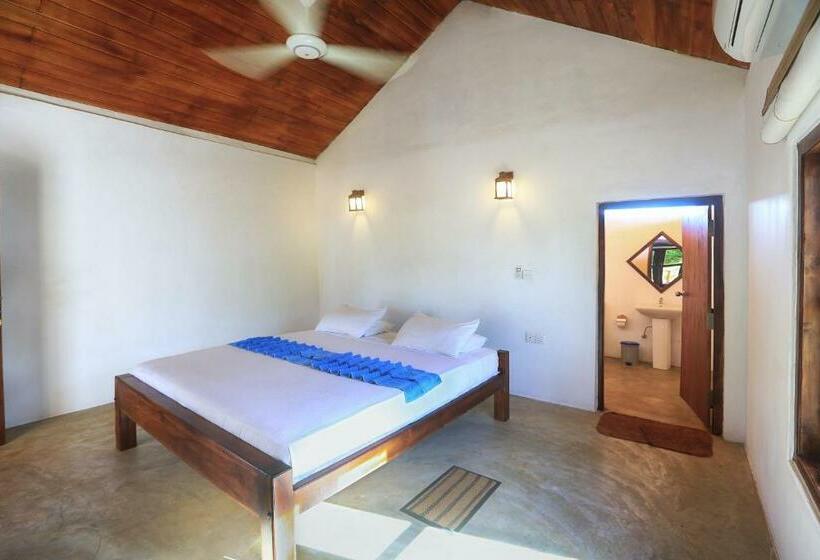 חדר סטנדרט נוף לבריכה, Paper Moon Kudils