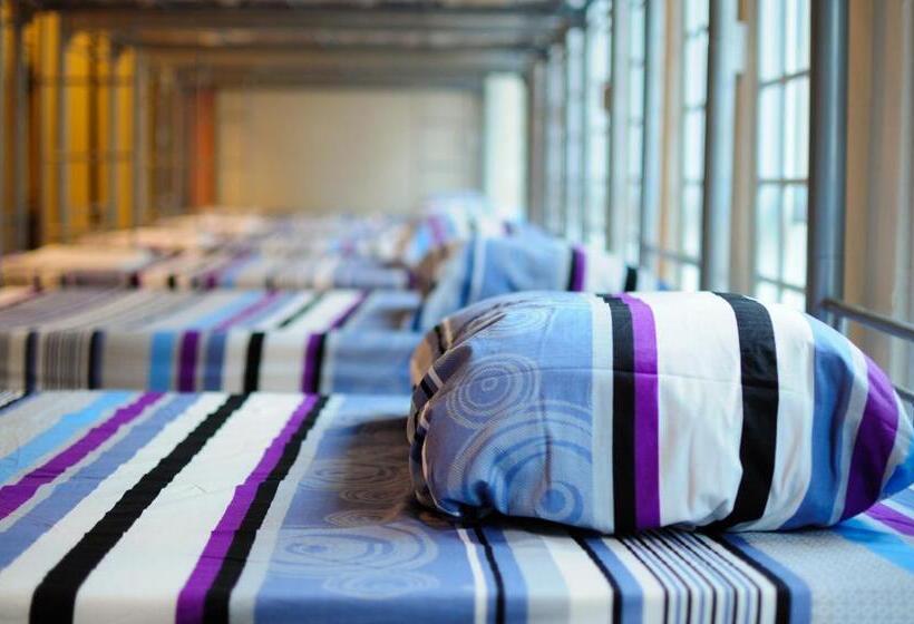 تختخواب در اتاق مشترک, River City Inn