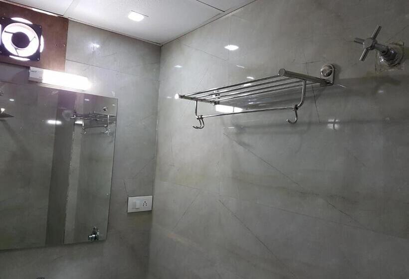 豪华房间, Paramount Inn