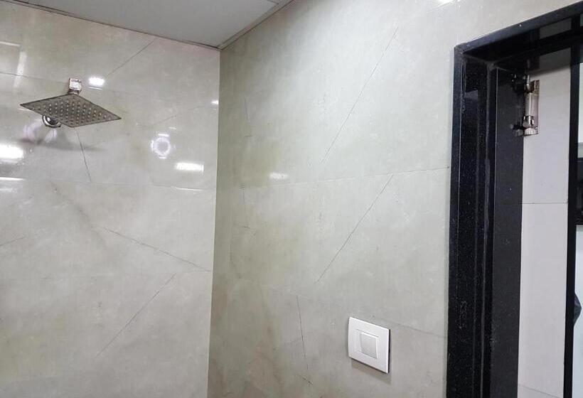 豪华房间, Paramount Inn