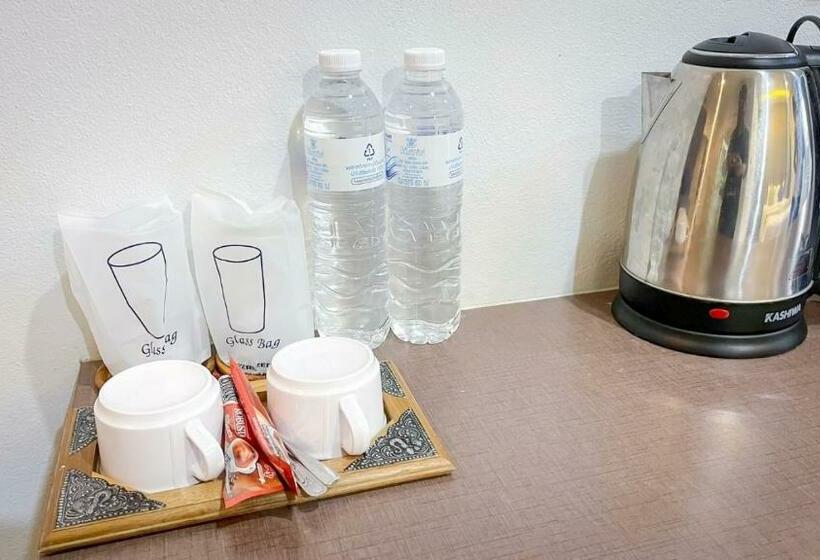 חדר סטנדרט לשלושה, The S.g