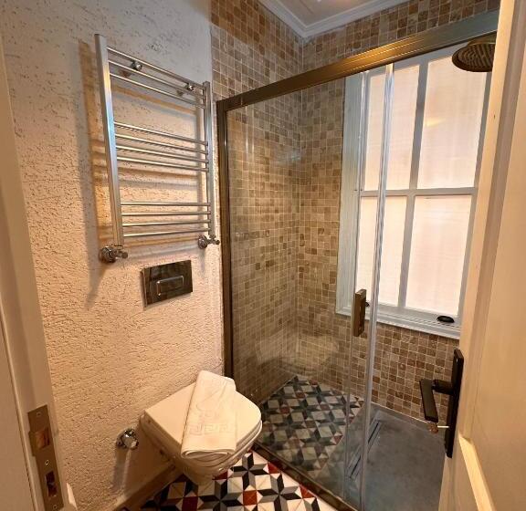 اتاق اکونومی, Lovely History