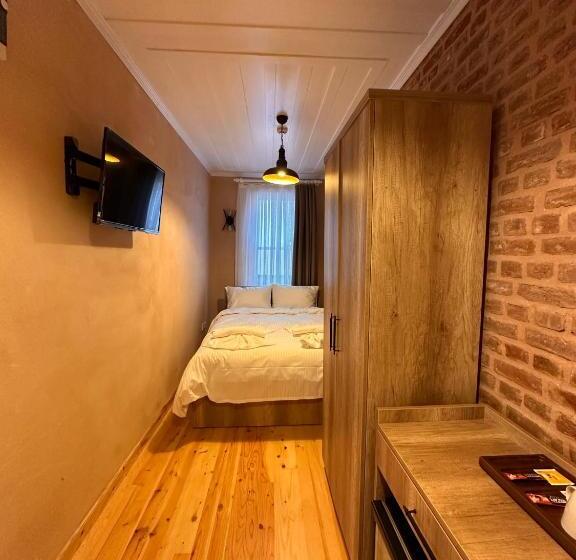 اتاق اکونومی, Lovely History