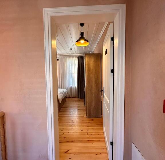 اتاق استاندارد, Lovely History