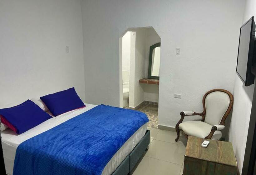 Номер Стандарт Трехместный, Room In Lodge   Tr A5d Hostel Room Near Castillo San Felipe With Pool And Wifi