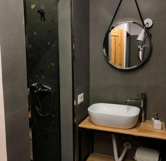 اتاق استاندارد با سرویس بهداشتی مشترک, Red Goat Hostel