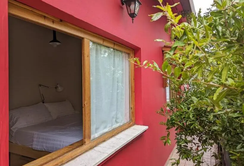 اتاق استاندارد با سرویس بهداشتی مشترک, Red Goat Hostel