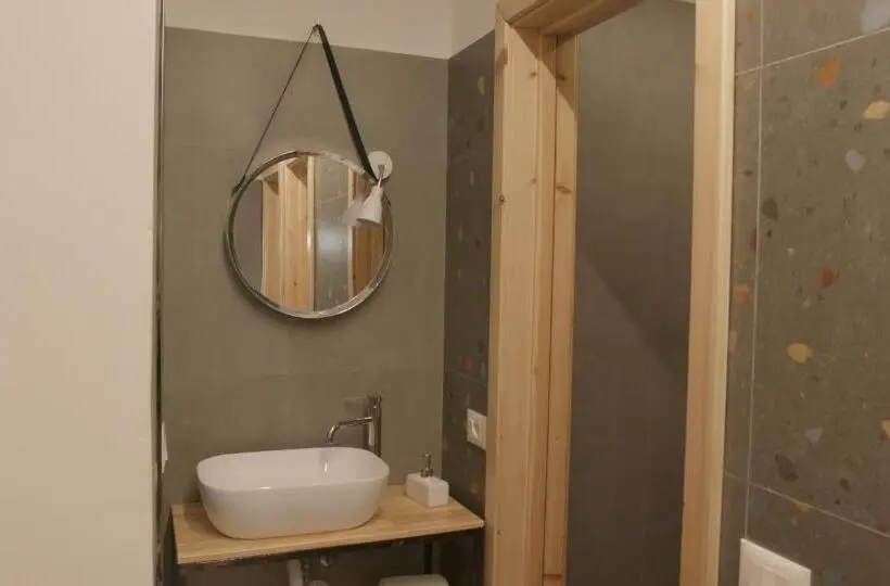 اتاق اکونومی, Red Goat Hostel