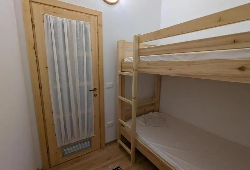 اتاق اکونومی, Red Goat Hostel