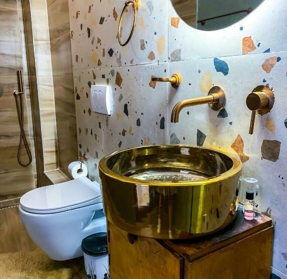 غرفة قياسية مزوَّدة بشُرفة, Oda`s Room